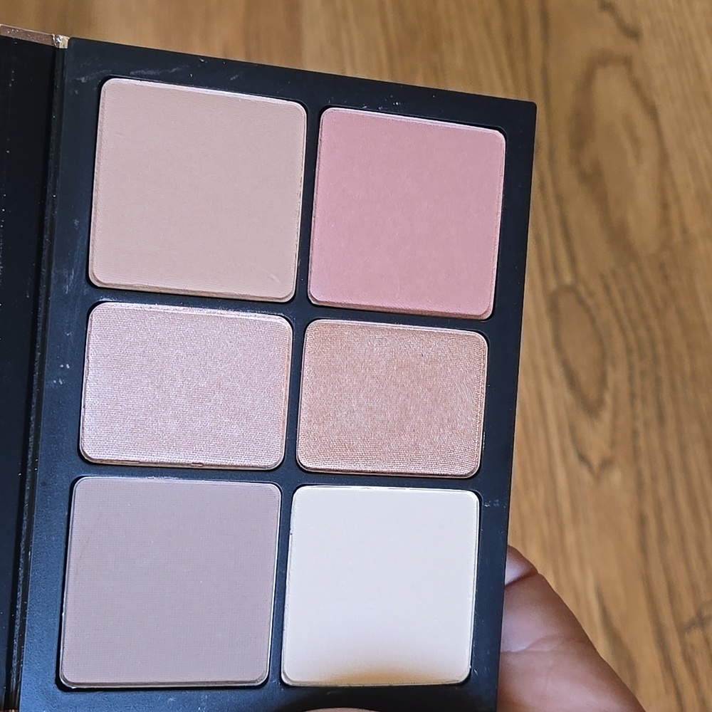 Cali Contour Palette- Light/Medium - Picture 4 of 5